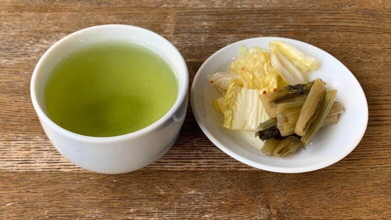 最初にお茶と漬物が出てくる